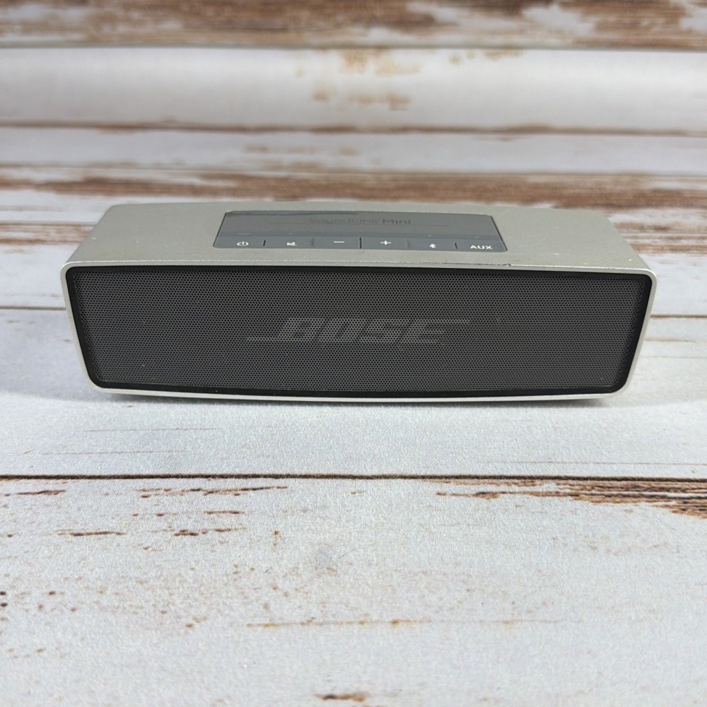 Bose SoundLink Mini Bluetooth Speaker Silver No Charging Cradle Scuffed